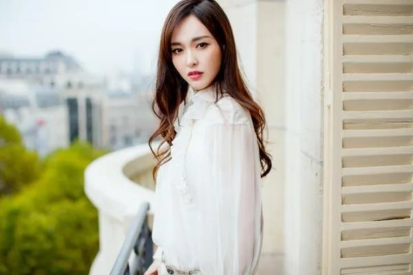 “嘉人”合影太现实了,她们是如何站位的?