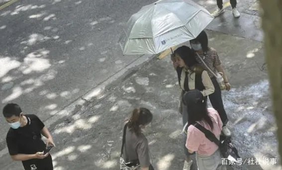 杨幂拍戏被偶遇,被赞“人间腿精”,三名助理围成一圈贴身侍奉,你怎么看?