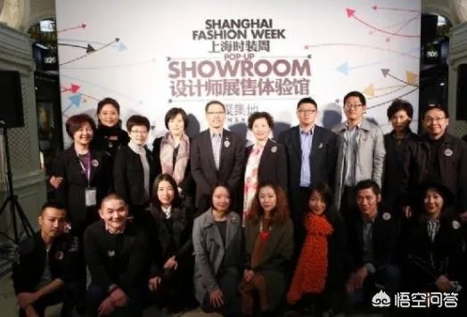 为什么时装秀设计师最后出场都穿的很朴素啊？