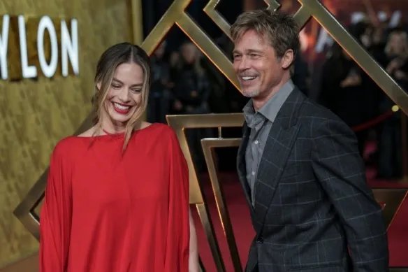 玛格特罗比惊艳亮相《巴比伦》首映 一袭红裙太美艳