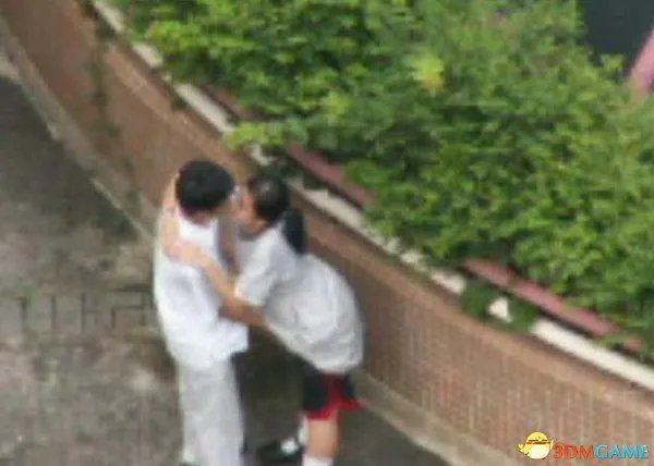 校园曝光学生亲热照片 盘点学生校园激情偷拍照