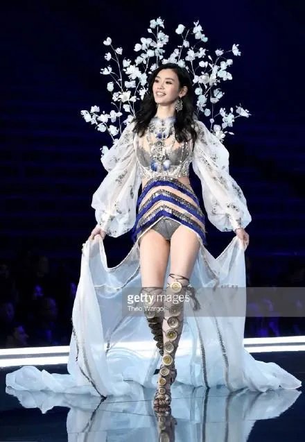 #维密大秀#为什么说“奚梦瑶一摔断送了自己的维密生涯”?