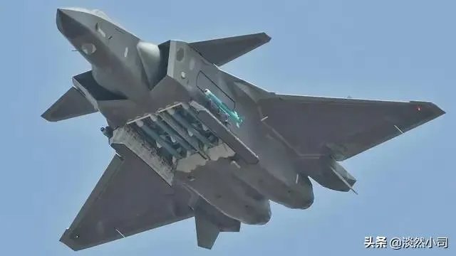 歼-20如果要改进，会有哪些演变方向，可以整体放大变为战斗轰炸机吗？