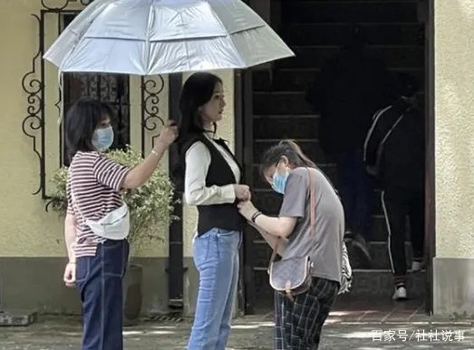 杨幂拍戏被偶遇,被赞“人间腿精”,三名助理围成一圈贴身侍奉,你怎么看?