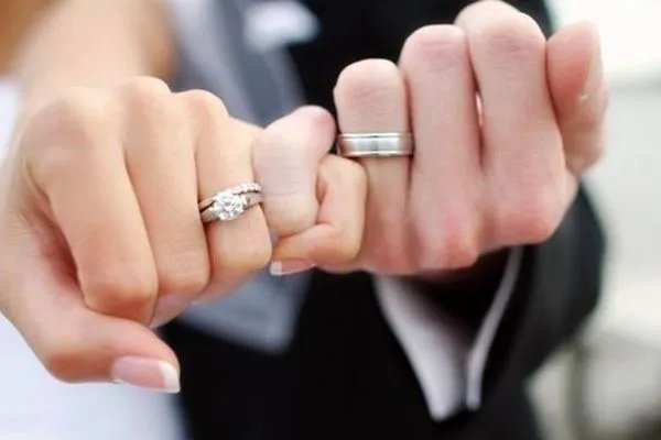 结婚戒指戴左手还是右手 婚戒的戴法有哪些不同寓意