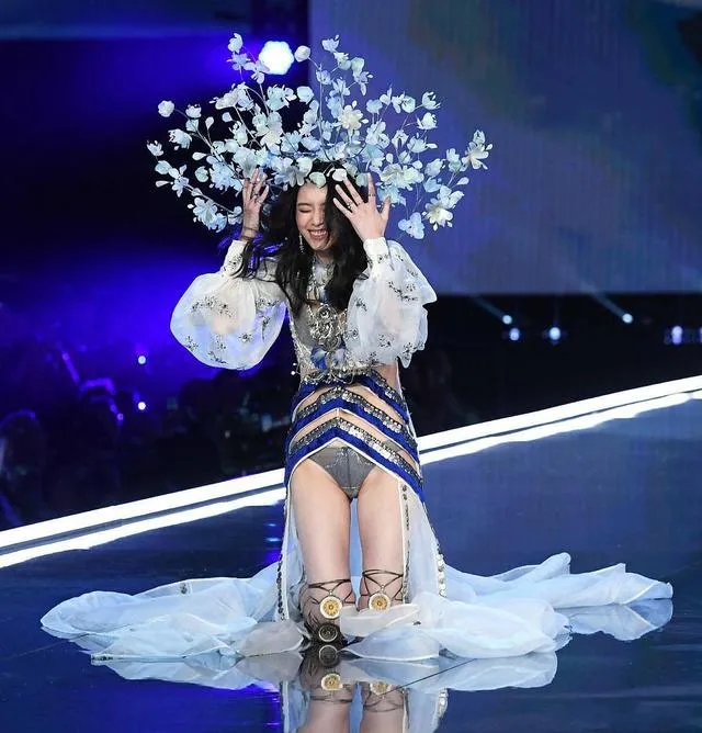 #维密大秀#为什么说“奚梦瑶一摔断送了自己的维密生涯”?