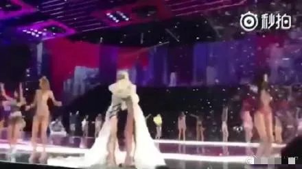 #维密大秀#为什么说“奚梦瑶一摔断送了自己的维密生涯”?