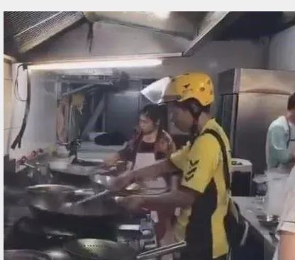 外卖小哥嫌出餐太慢自己炒菜吗？