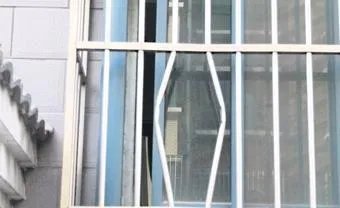 防盗窗到底怎么装才最安全?老师傅一句话我就后悔了