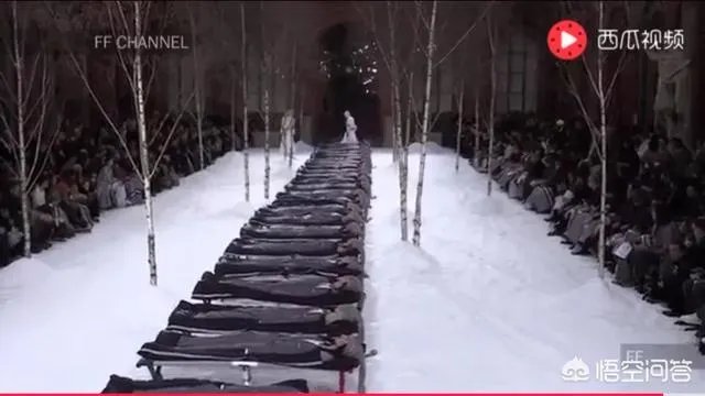 为什么时装秀设计师最后出场都穿的很朴素啊？
