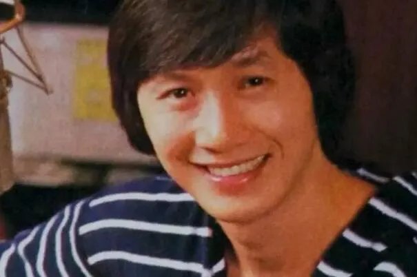 许冠杰十大经典歌曲排行榜:《半斤八两》上榜,第一百听不腻
