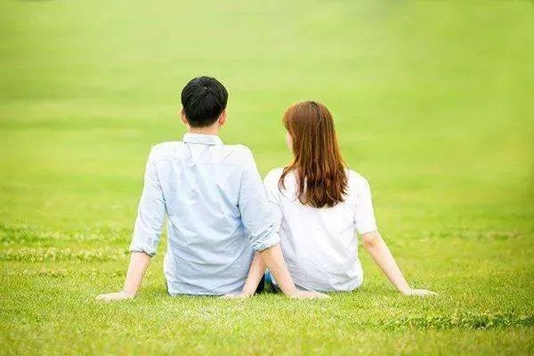 冷雨夜男子怕违章高速上抛下妻子，这样的男子值得托付终生吗？