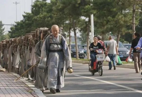 辽宁省海城市道源寺的僧众们受什么样戒律制约?