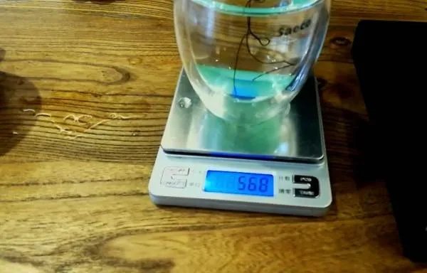 一杯水如何鉴别翡翠?