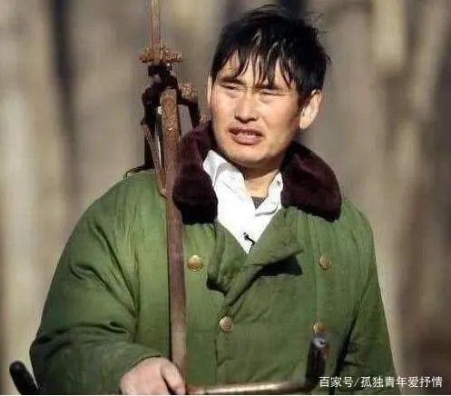 朱之文被村民“吸血”10年,家里门还总被踹开,他为何不搬家?
