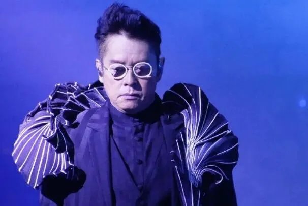 许冠杰十大经典歌曲排行榜:《半斤八两》上榜,第一百听不腻