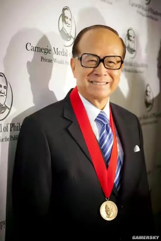 92岁李嘉诚生活照曝光 饭菜简单豪宅中看球赛