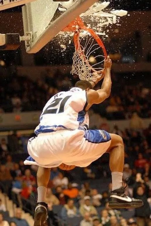 在NBA中，扣碎篮板谁最强？
