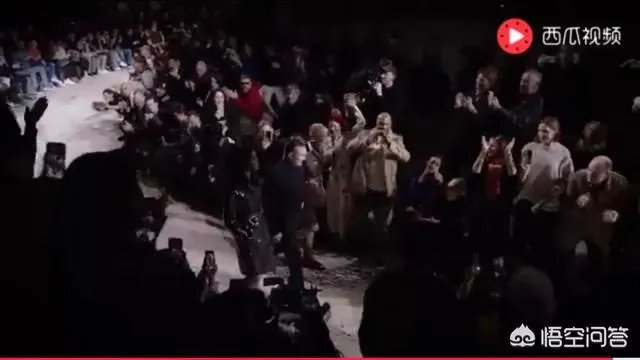 为什么时装秀设计师最后出场都穿的很朴素啊？