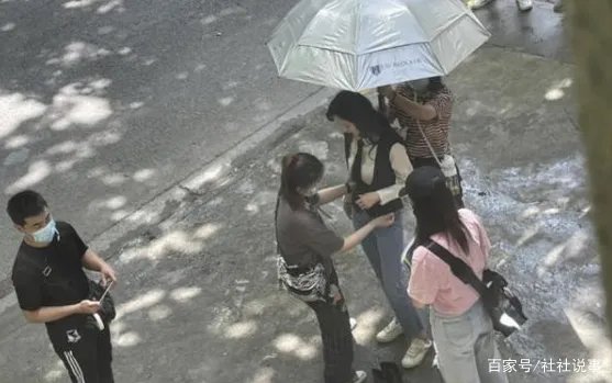 杨幂拍戏被偶遇,被赞“人间腿精”,三名助理围成一圈贴身侍奉,你怎么看?