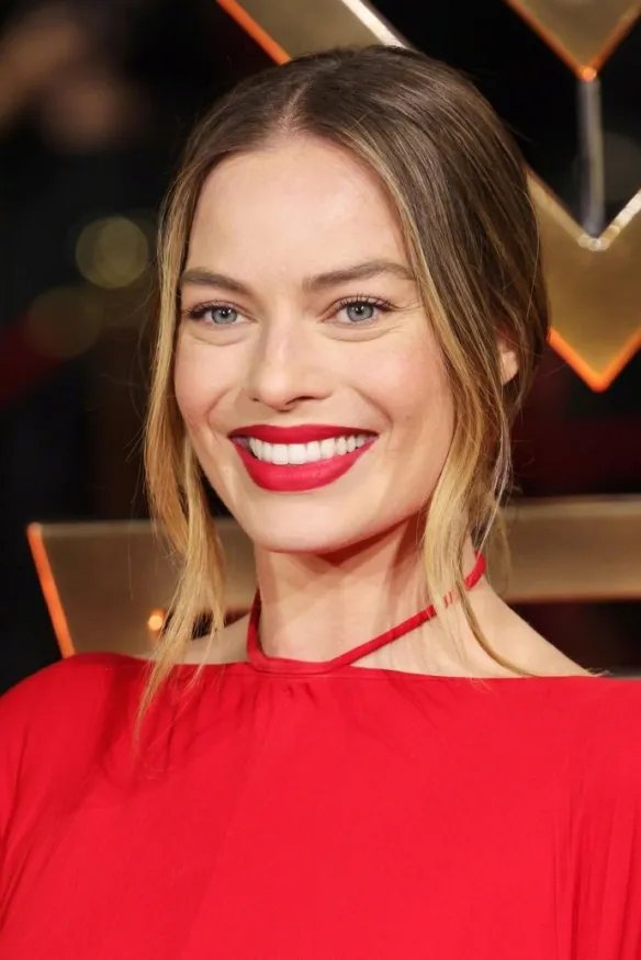 玛格特罗比惊艳亮相《巴比伦》首映 一袭红裙太美艳