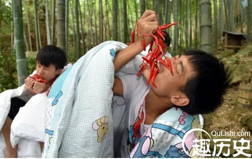 裹棉被比赛吃辣椒 38度山里比赛只为呼吁环保