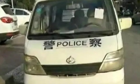 陕西汉中群众给“违停”警车贴“罚单”是真的吗?
