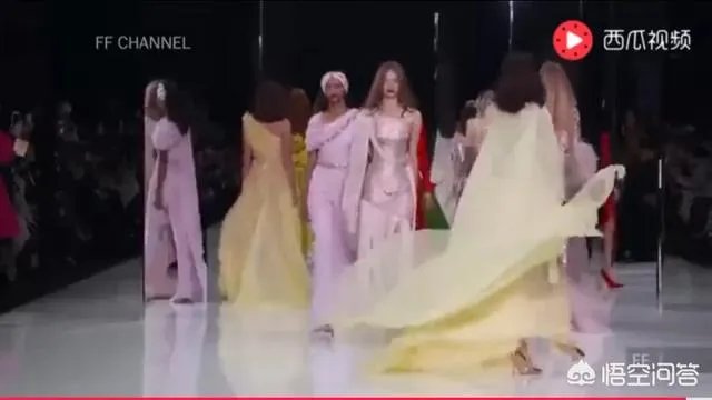 为什么时装秀设计师最后出场都穿的很朴素啊？