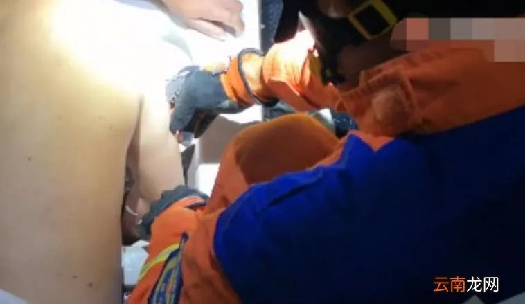 男子洗澡时捡香皂手卡便池,洗澡时香皂掉身体里