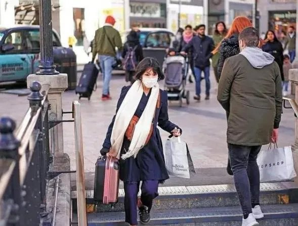 为何有人说瑞典第1个向新冠疫情“投降”,是害人又害己呢?
