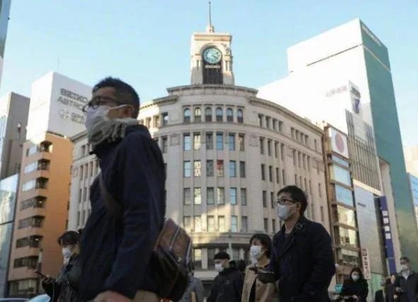 为何有人说瑞典第1个向新冠疫情“投降”,是害人又害己呢?