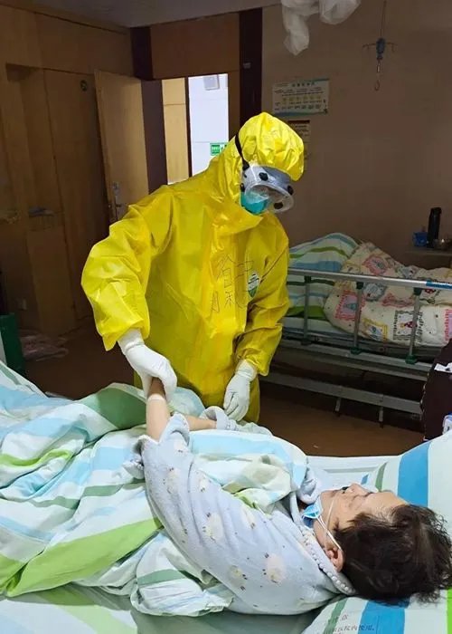 广东省第二中医院驰援武汉:前方传来好消息!两名患者痊愈出院了!