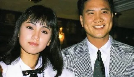 邓萃雯有哪些曲折的感情?