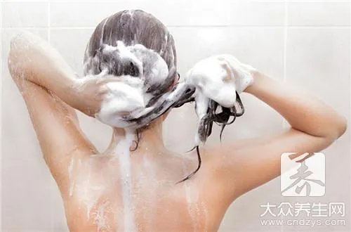 染发第二天可以洗头吗