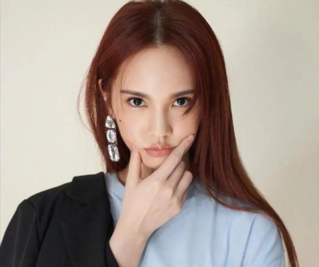 杨丞琳不慎从演唱会高台踩空摔下来,这次舞台事故究竟是谁的责任?