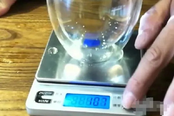 一杯水如何鉴别翡翠?