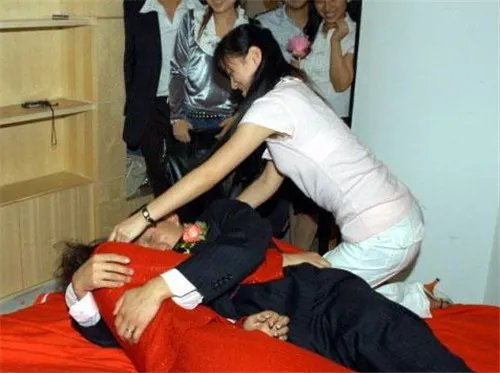 闹洞房新娘被强吻 如何正确的闹洞房