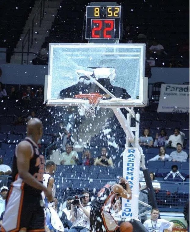 在NBA中，扣碎篮板谁最强？
