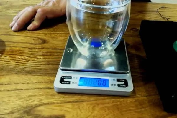 一杯水如何鉴别翡翠?