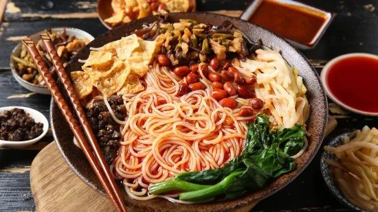 高校食堂卖螺蛳粉却禁止堂食:学生理解 味道太冲