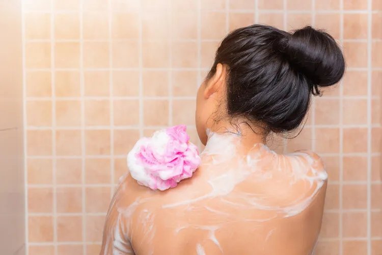 女性洗澡时，为什么喜欢站着排尿？除了爽，或会带来2个坏处