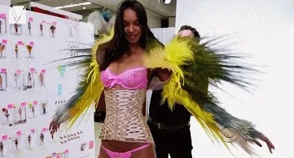 #维密大秀#为什么说“奚梦瑶一摔断送了自己的维密生涯”?