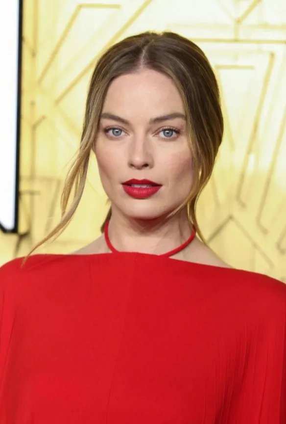 玛格特罗比惊艳亮相《巴比伦》首映 一袭红裙太美艳