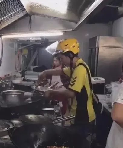 外卖小哥嫌出餐太慢自己炒菜吗？