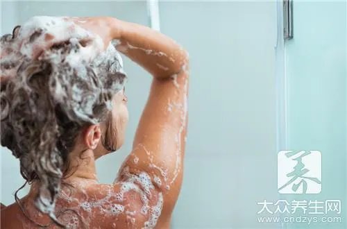染发第二天可以洗头吗