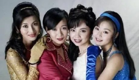 邓萃雯有哪些曲折的感情?