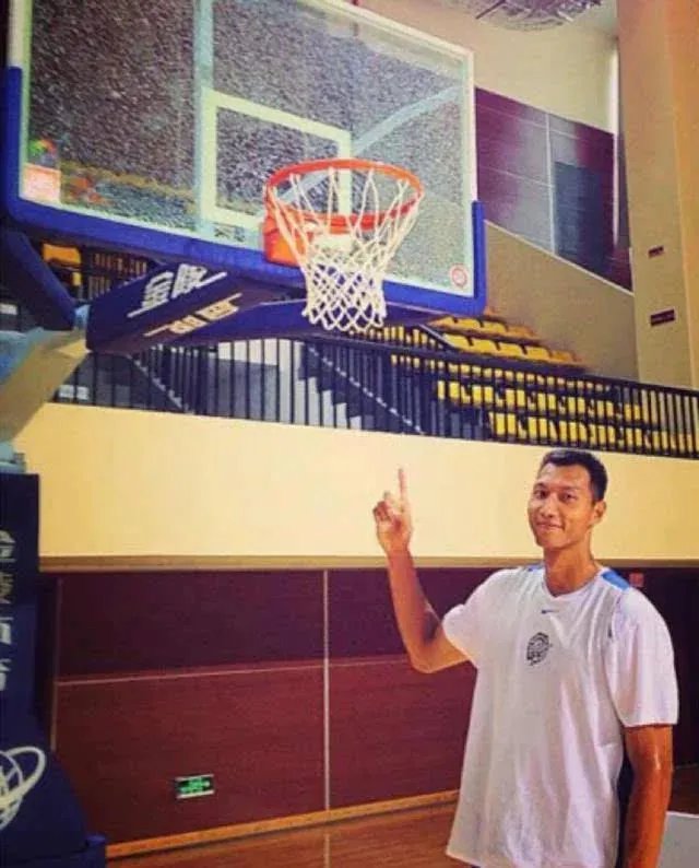 在NBA中，扣碎篮板谁最强？