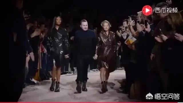 为什么时装秀设计师最后出场都穿的很朴素啊？