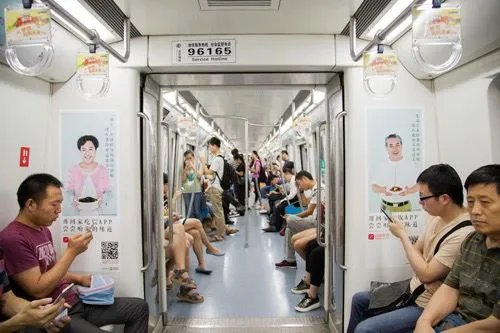 上海女生坐地铁捧着大碗吃猪脚饭,在地铁中可以吃饭吗?