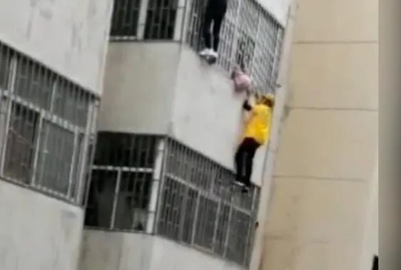河南女童被卡防盗窗,外卖小哥徒手爬楼救下,你遇到此事会怎么做?